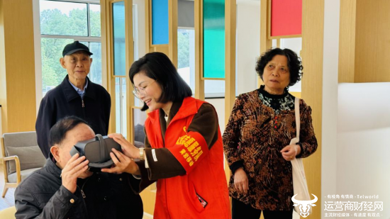 浙江移动台州分公司老人们依次体验VR眼镜