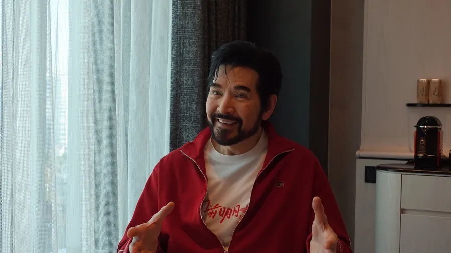 费翔接受检票员甲采访 诸葛漪 摄