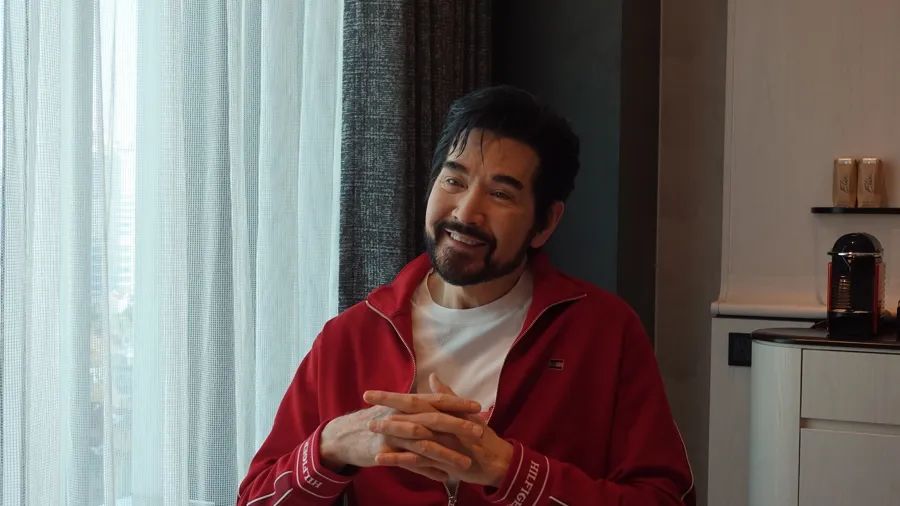 费翔接受检票员甲采访 诸葛漪 摄