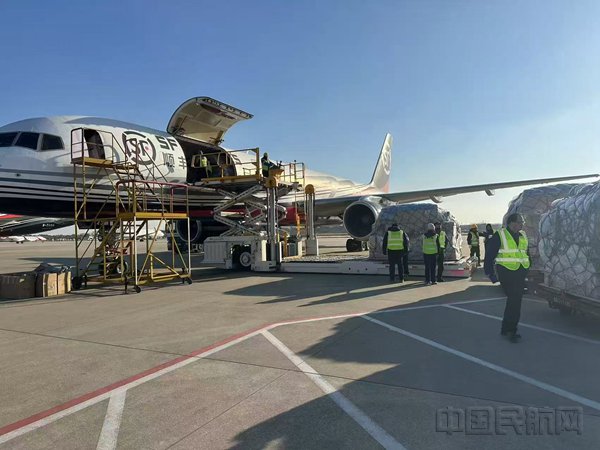 (本文图片皆由顺丰航空提供)