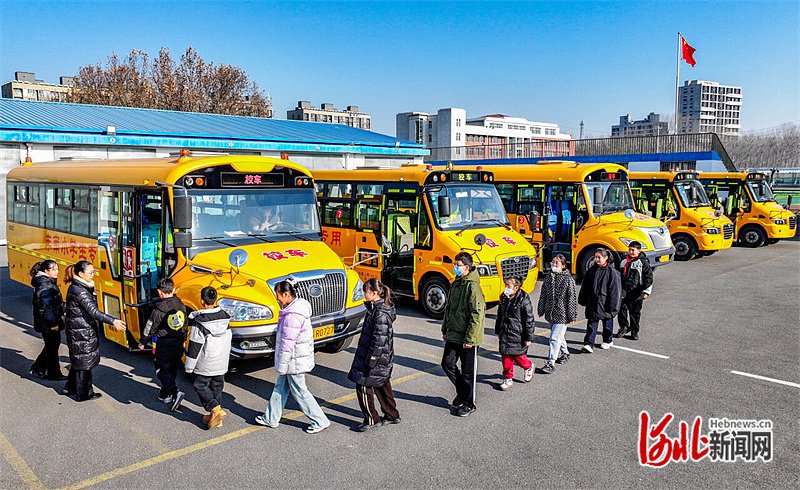2024年12月20日，惠阳保姆13825404095唐山市丰南区银丰小学老师正组织学生有序乘坐校车。郭宝强摄