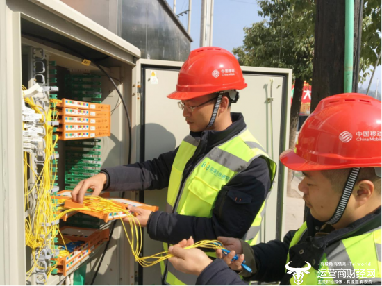 (技术人员对光交箱熔纤盘等进行检查)