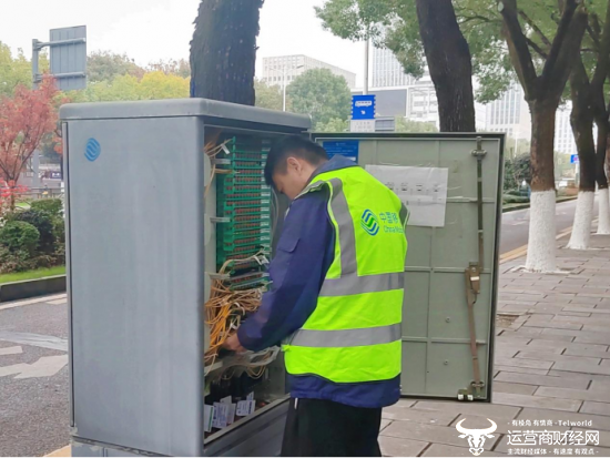 (网络维护人员梳理规整线缆)