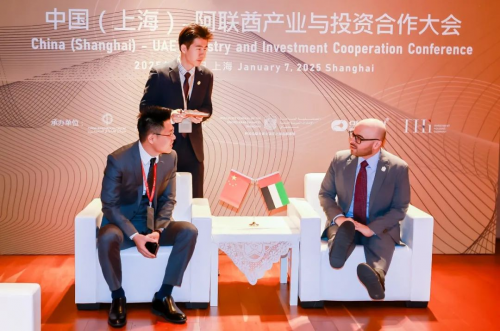 ▲侨银股份总裁夏冠明与阿联酋投资部副部长默罕默德·阿尔哈维会谈