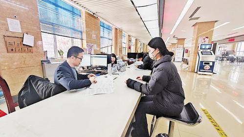2024年12月20日,在威县行政审批局企业服务中心的办事大厅里,工作人员正在为企业办事人员办理业务。受访者供图