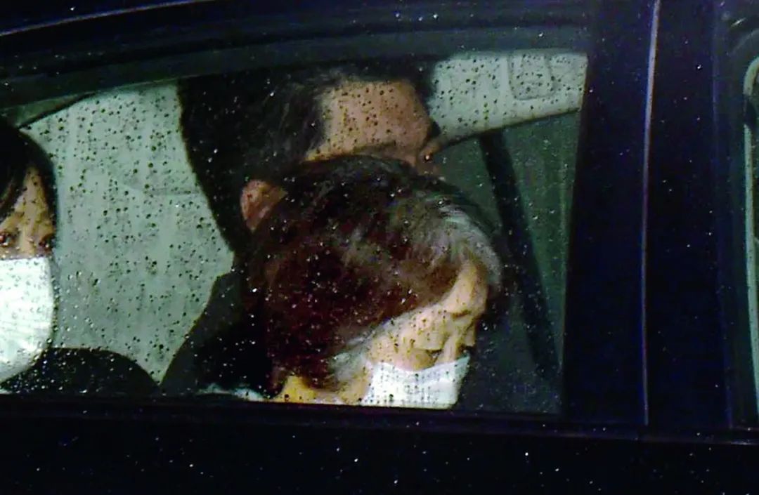 ·2015 年，被捕後的筧千佐子乘坐警車露面。