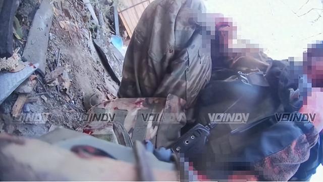 “俄乌士兵在战场激烈肉搏”视频截图 图源:俄媒