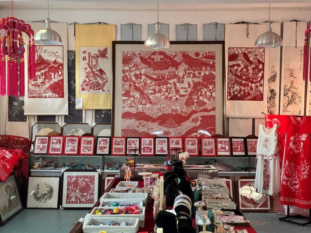 ▲買元花的個人工作室里展示著她和學員們的眾多剪紙作品。莊晨晨 | 攝