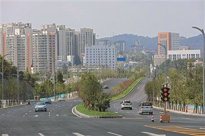 ▲车辆在见龙洞路行驶。