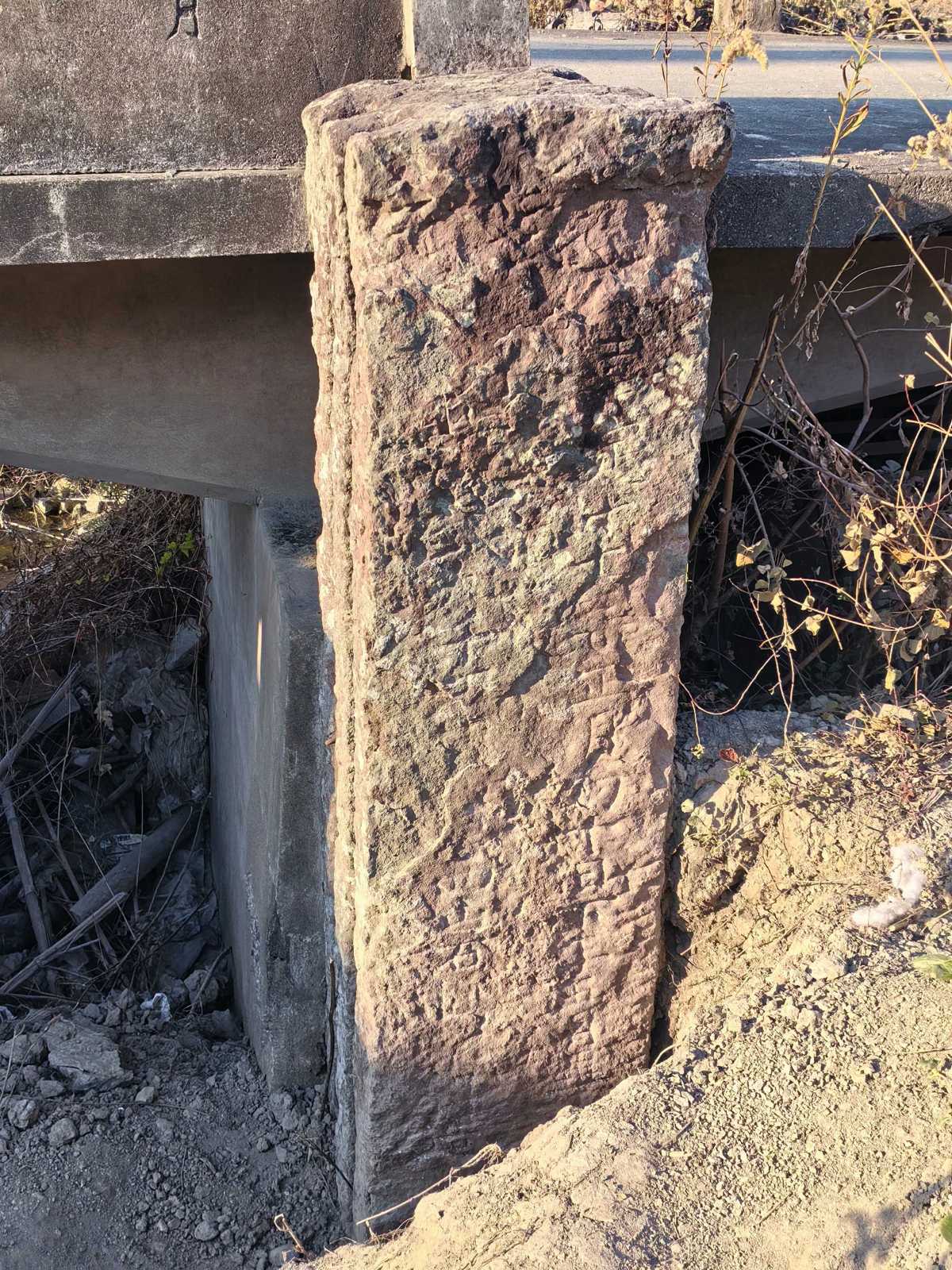 有南桑治題刻的立柱。