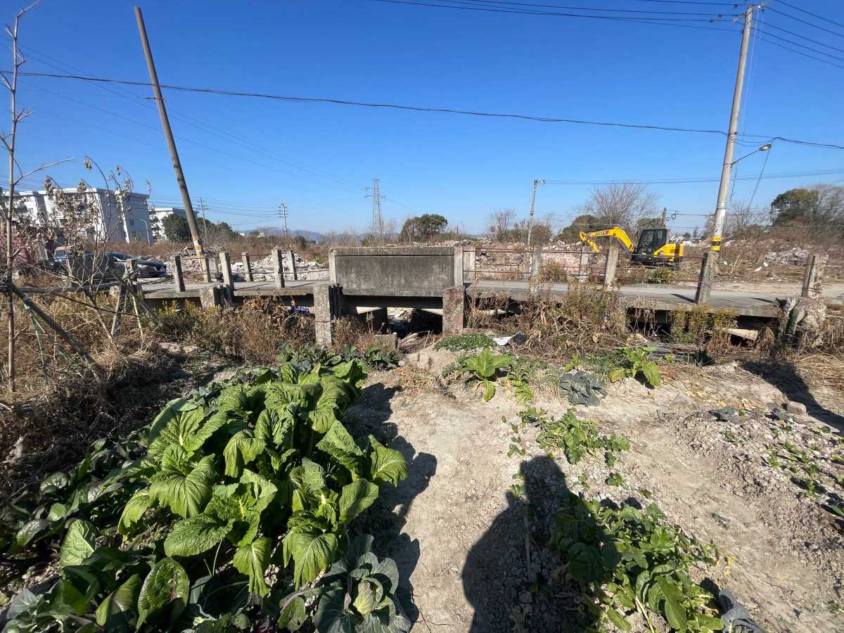 今天的積瀆碶全景，南面墾為菜地。