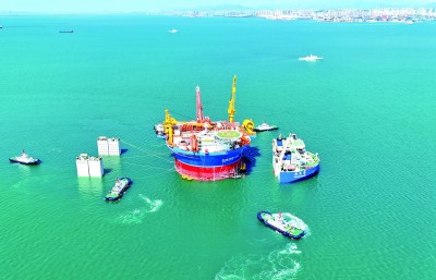 亞洲首艘圓筒型浮式生產儲卸油裝置「海葵一號」從青島西海岸新區海西灣離港啟運。張進剛攝/光明圖片