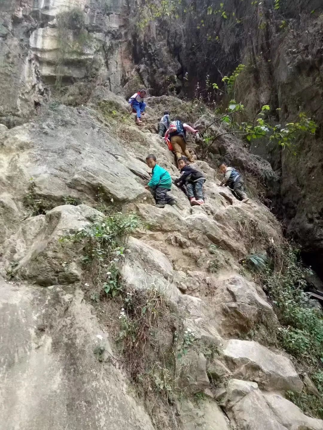 孩子過去的上學路。資料圖片
