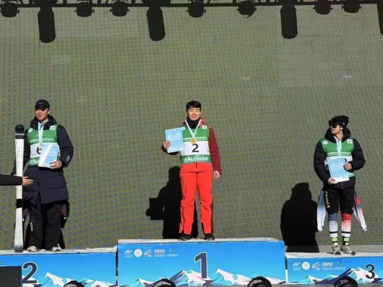 王超（中）摘金。（內蒙古體育供圖）