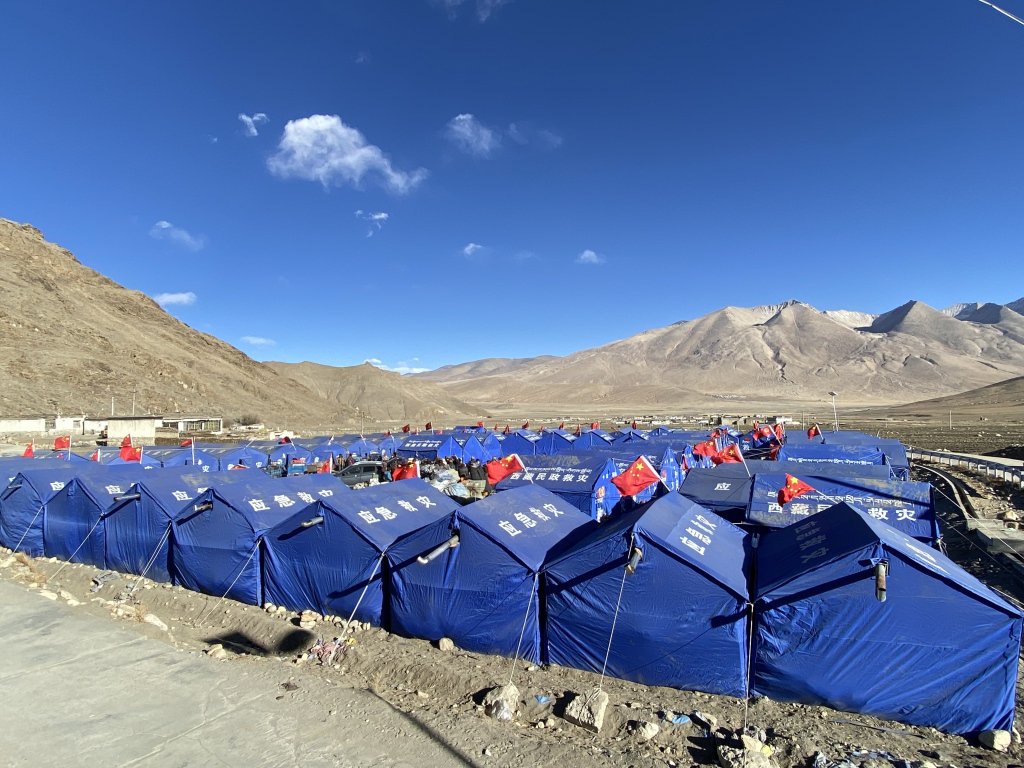 帳篷被排成「回」字形，以更好抗風。  受訪者供圖