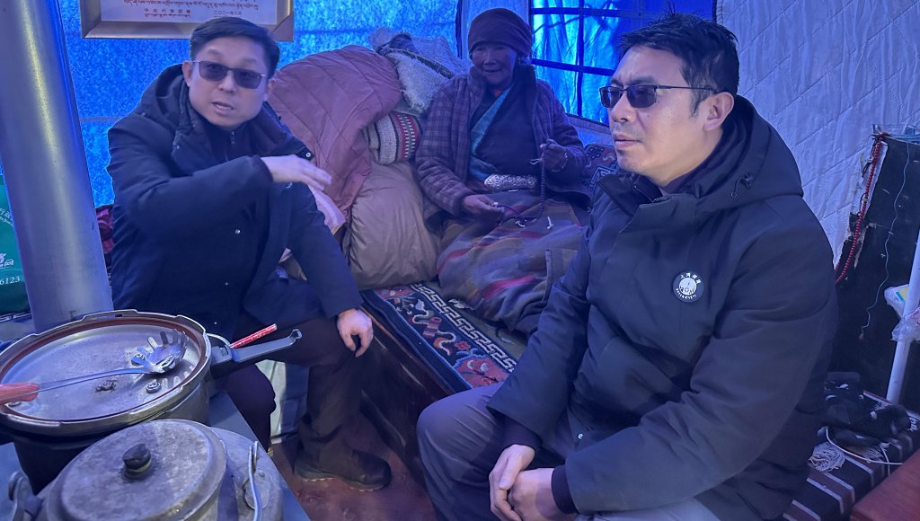 沈佳梁在安置點瞭解受災群眾需求。受訪者供圖