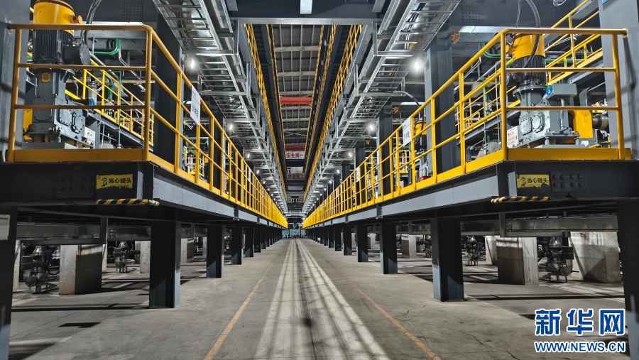 雲南杉杉新材料有限公司車間內部照。新華網發（雲南杉杉新材料有限公司 供圖）