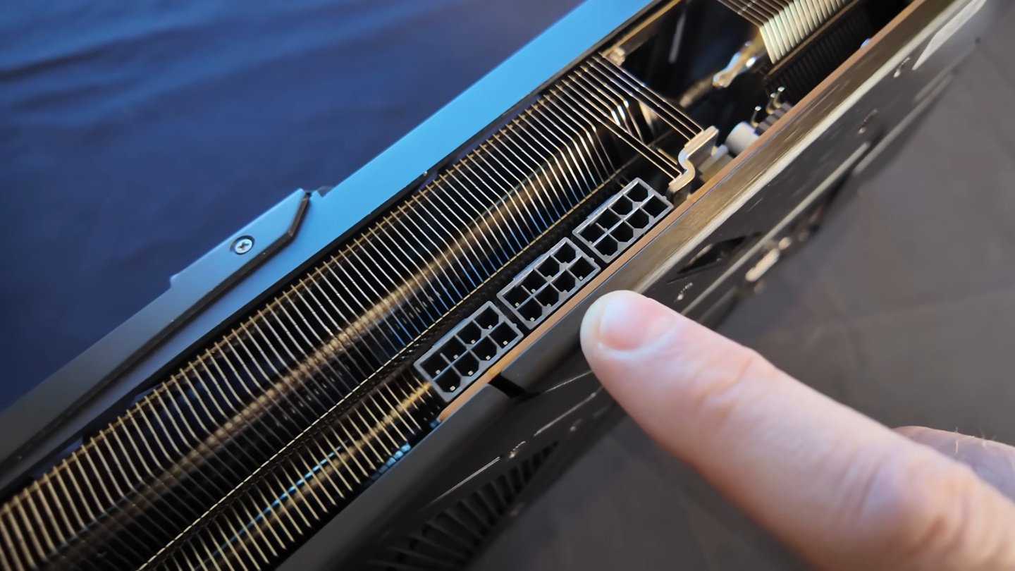 ▲ 格栅下的 Red Devil 徽标