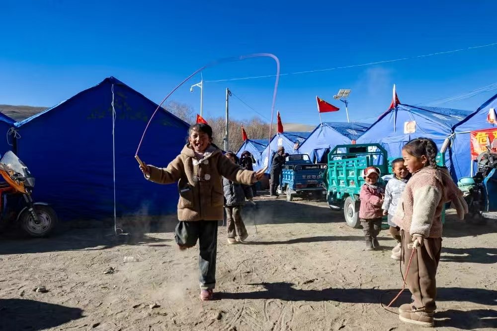 薩迦縣一安置點，小朋友在空地上跳繩。 受訪者供圖