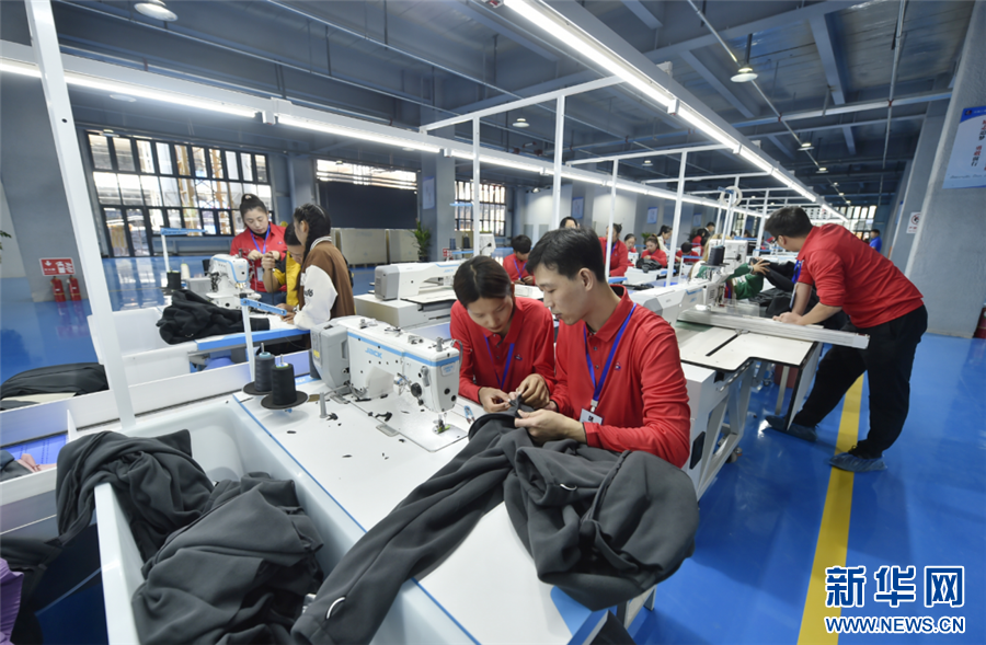 磨憨南坡國際產業示範園首個投產項目三連製衣生產線。新華網發（昆明市委宣傳部 供圖）