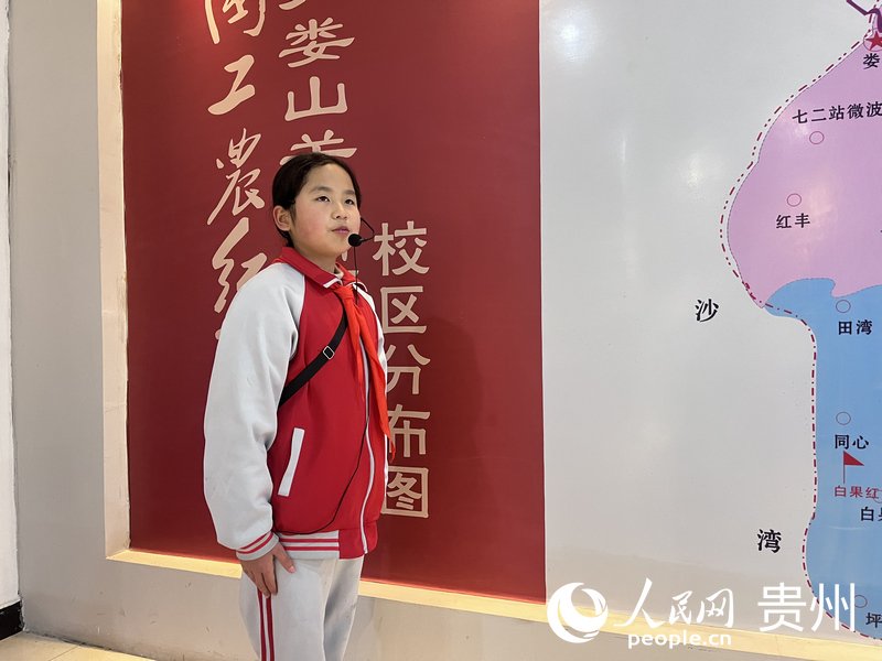 在婁山關紅軍小學,「小紅軍宣講員」馬興燁正在講述「婁山關大捷」的故事。人民網陳潔泉攝