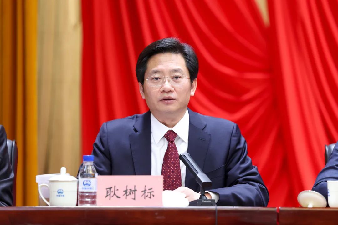 耿树标作《关于中国中铁四届二次职代会提案处理和四届三次职代会提案征集情况报告》