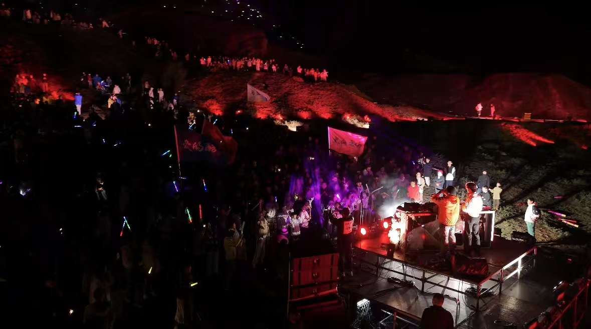 火山嗨歌現場。