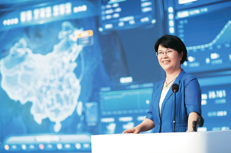 圖為2024年8月7日，單杏花在鐵路12306監控大廳作業務講解。 國鐵集團供圖 翟現亭/攝