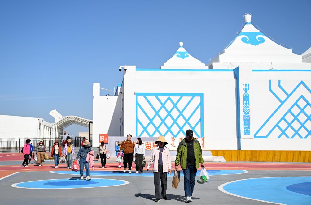 這是2024年10月14日在策克口岸的中蒙邊民互市貿易區拍攝的遊客。新華社記者 貝赫 攝