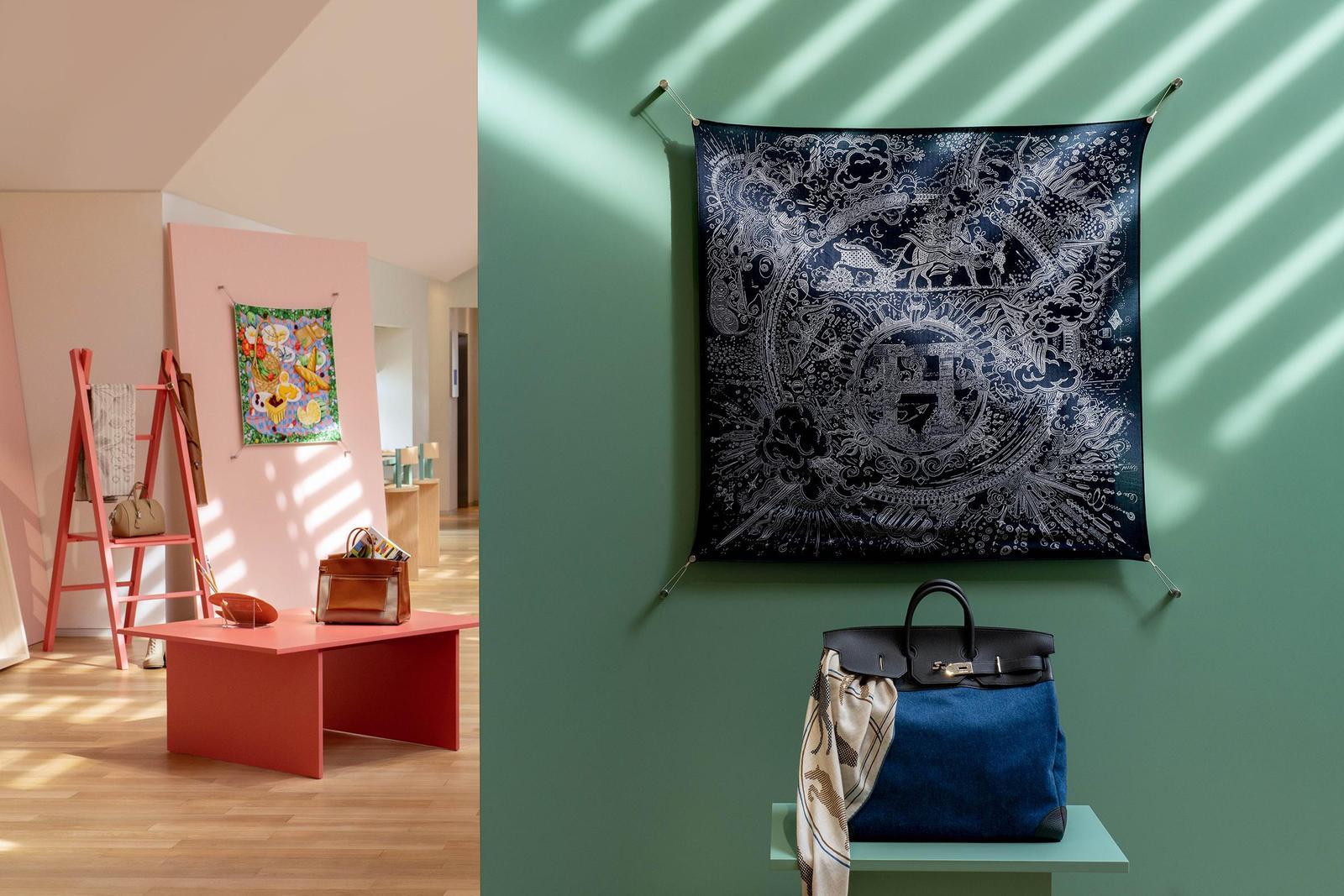 绿色之隅,牛仔肌理与丝缎柔光交织出随性的休憩旋律,于繁忙创作间辟一方宁静