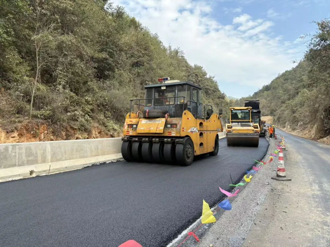 X038线受损路段修复重建施工现场一片热火朝天景象。(叶嘉瑶 摄)