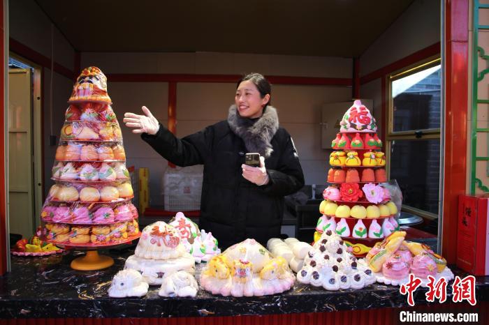 傳統饅頭房老闆李雅麗展示自家饅頭。臨清市委宣傳部供圖