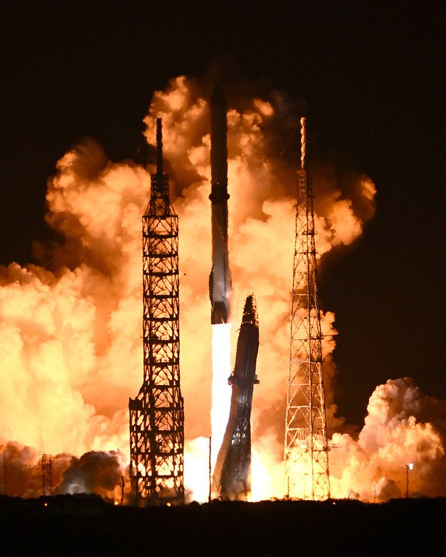 △“新格伦号”发射升空