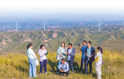 西吉農民作家外出採風（資料圖片）。本報記者伊霄攝