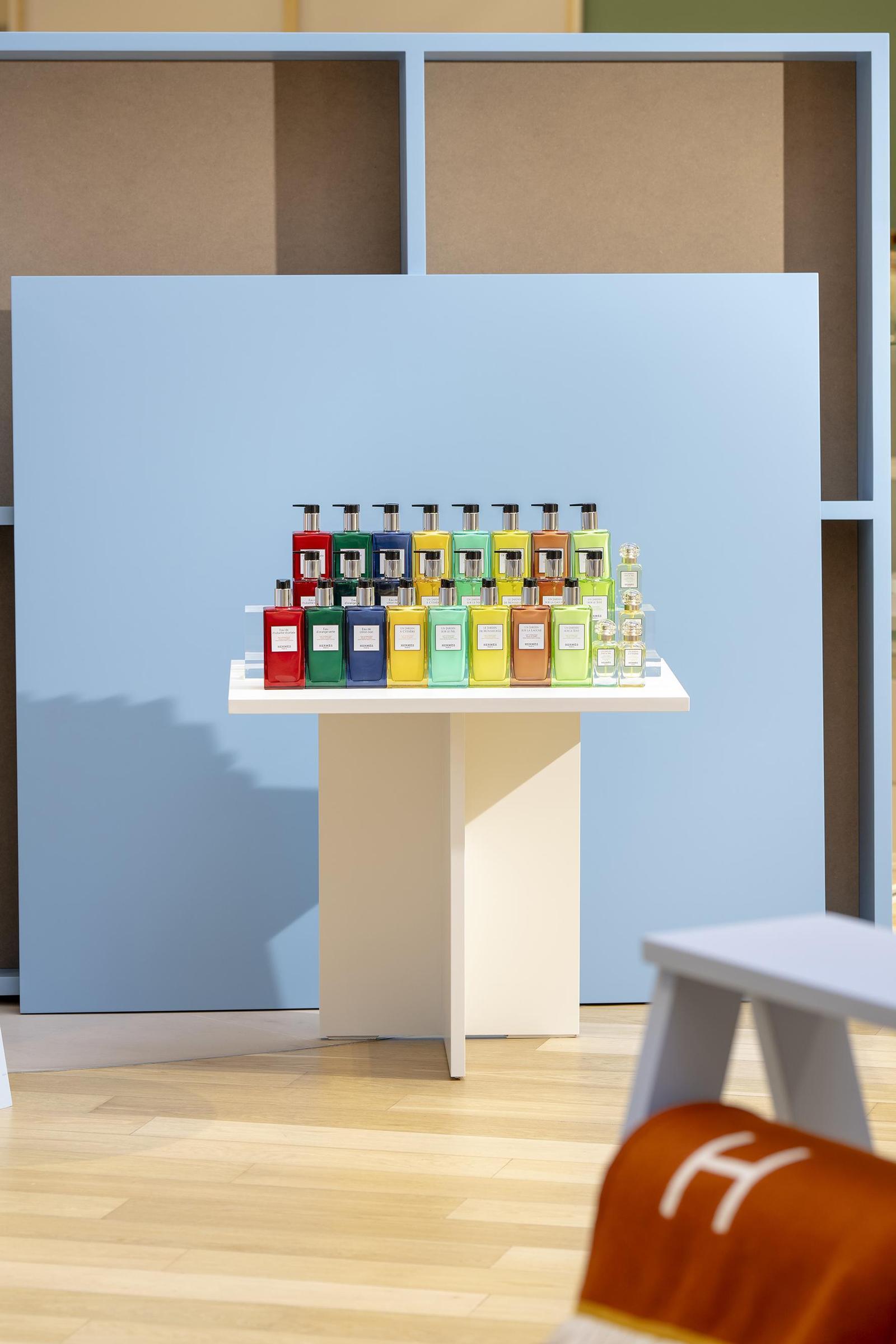 2025年爱马仕焕新呈现沐浴系列产品,精选8款经典香氛的二合一洗发及沐浴啫喱与对应身体乳