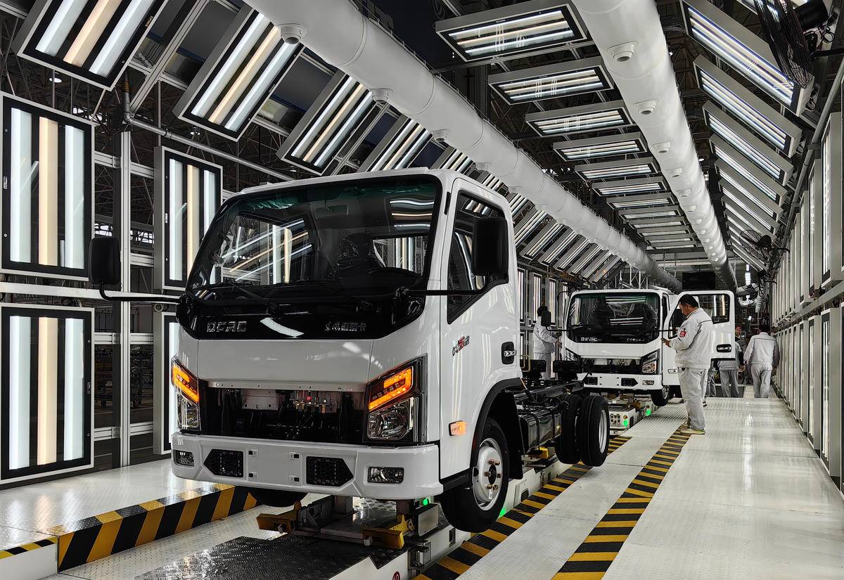 襄陽打造新能源和智能網聯商用車產業集群。（湖北日報全媒記者田悅 通訊員 謝勇 攝）