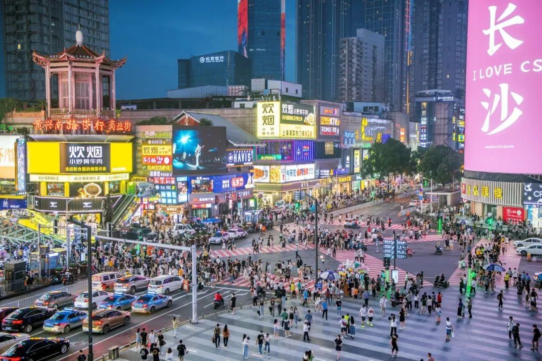 長沙市五一商圈人潮湧動,熱鬧非凡。