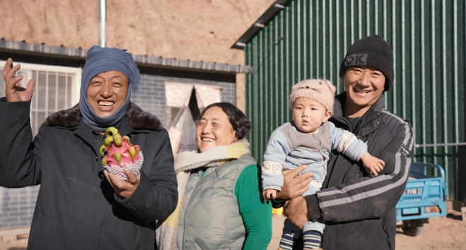 ▲電商西進讓甘肅牧區消費者也買到熱帶水果。楊昕雨/攝