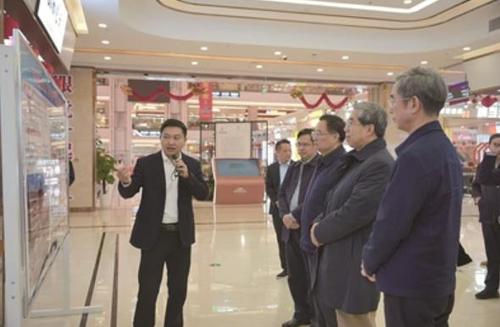 调研组在赣州市南康区家具新中心现场了解发展情况