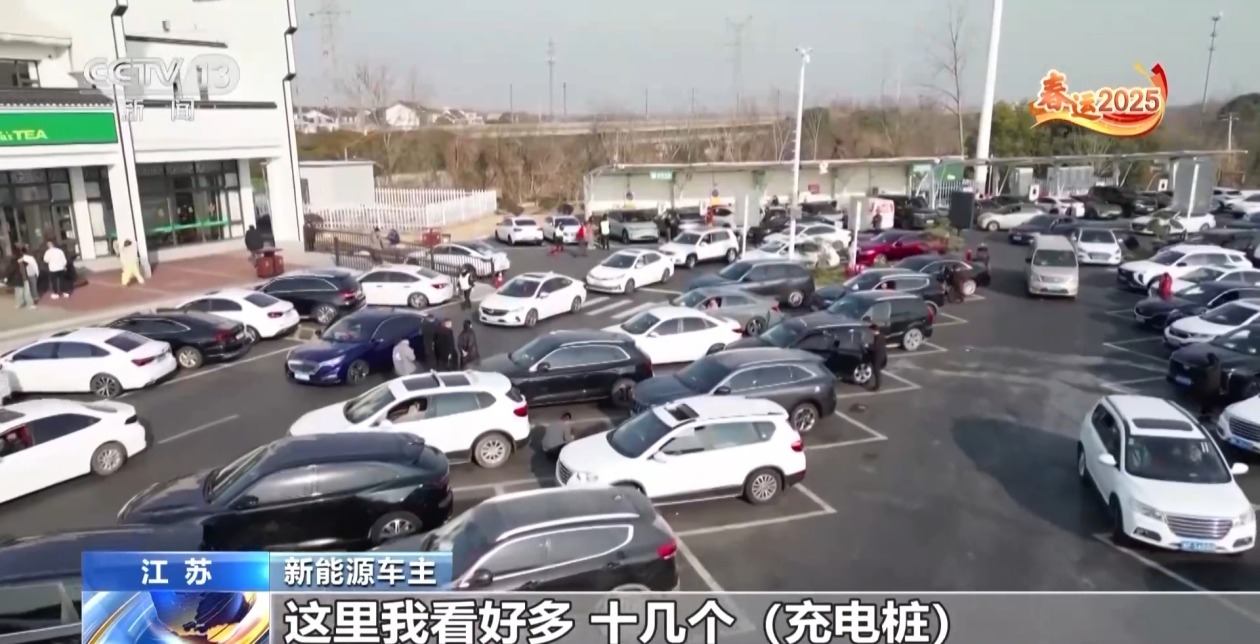 新能源车主：正常服务区四个五个吧，这里我看好多，十几个充电桩，等了两分钟就充上了。