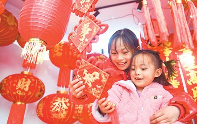 春節臨近，湖南省永州市道縣年貨市場日漸紅火，人們忙著置辦年貨。圖為小朋友在道縣商貿城一年貨店玩耍。蔣克青攝（人民視覺）