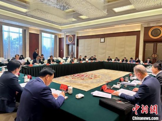 1月20日下午，甘肅省政協委員分組展開討論。圖為會議現場。閆姣 攝