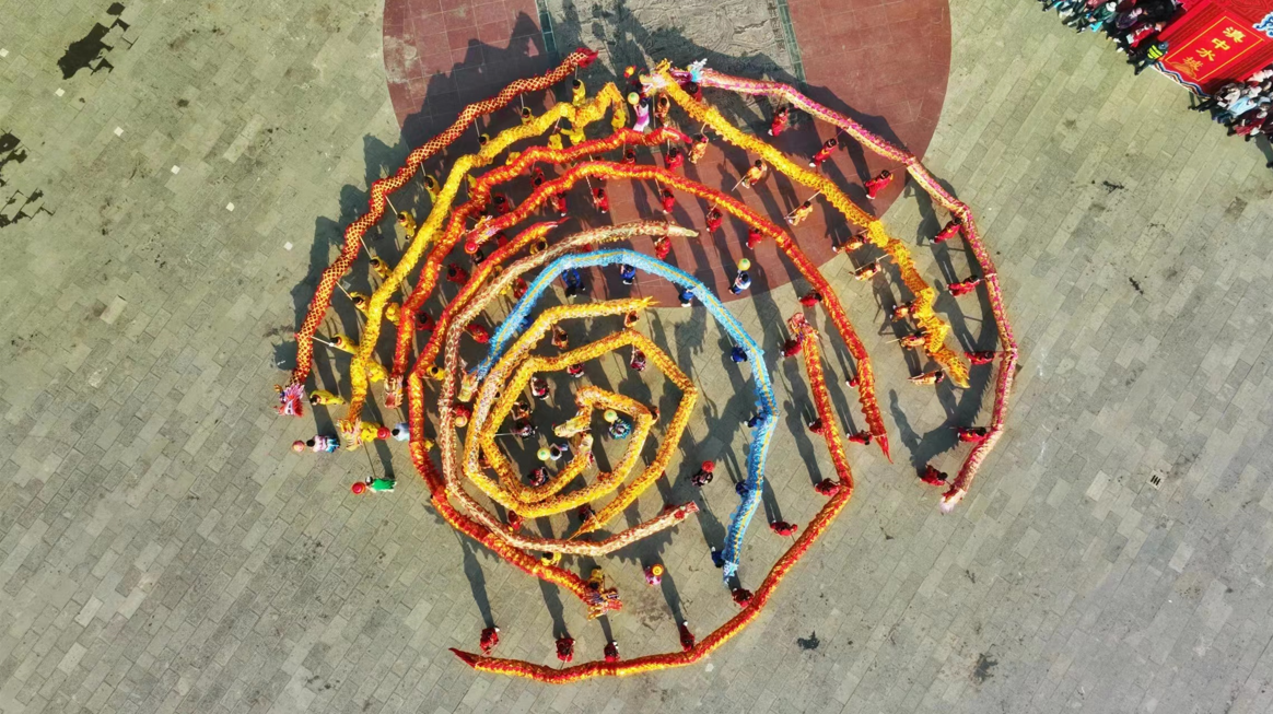 易門縣耍龍燈表演。供圖