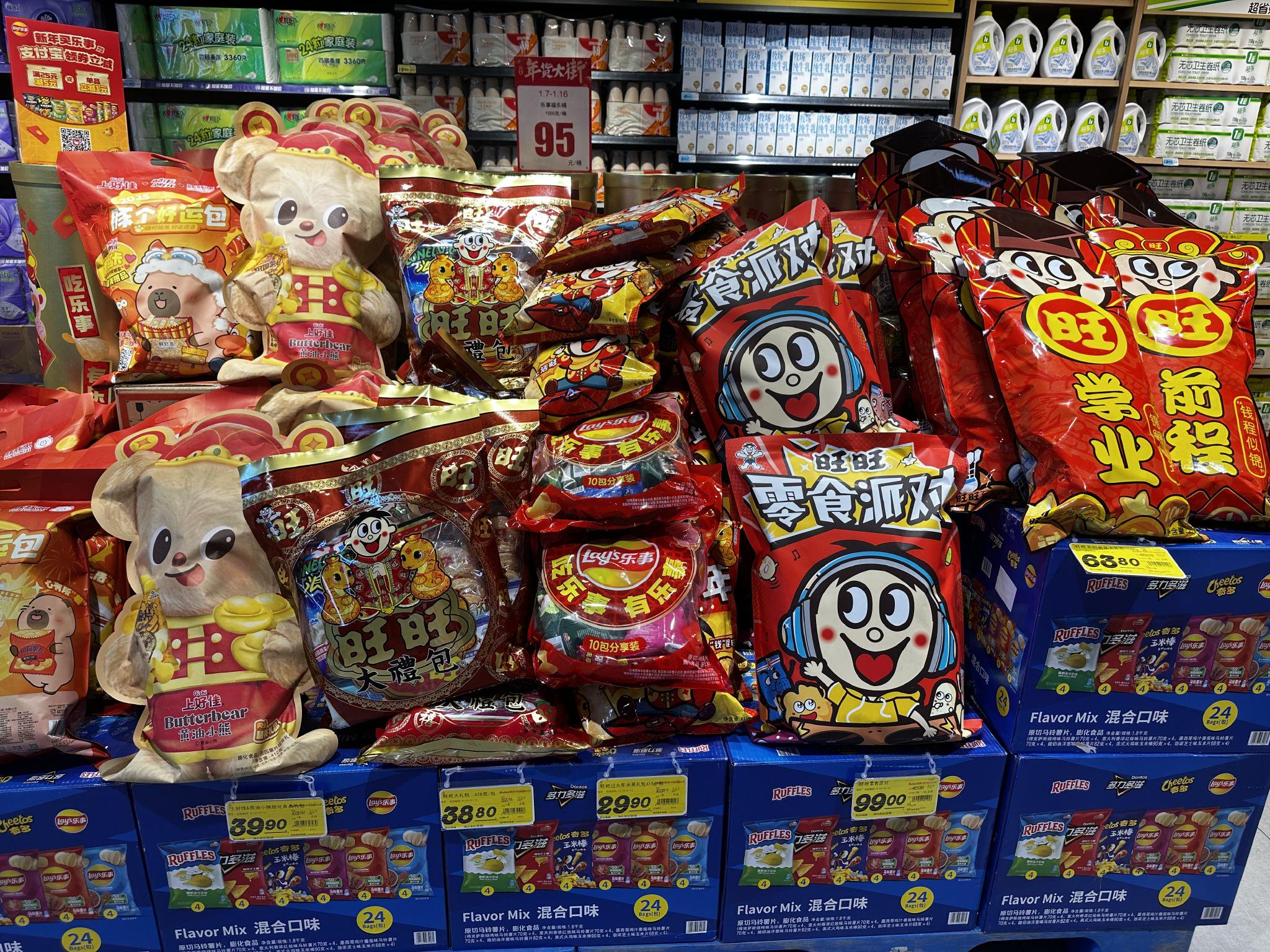 某超市摆出的多个食品品牌大包装产品。 新京报记者 王子扬 摄