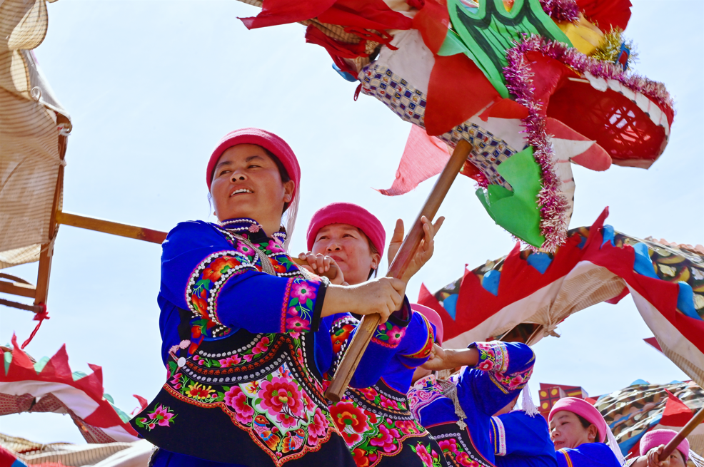 2024年峨山縣富良棚開新街舞龍巡街。通訊員 沈菲 攝