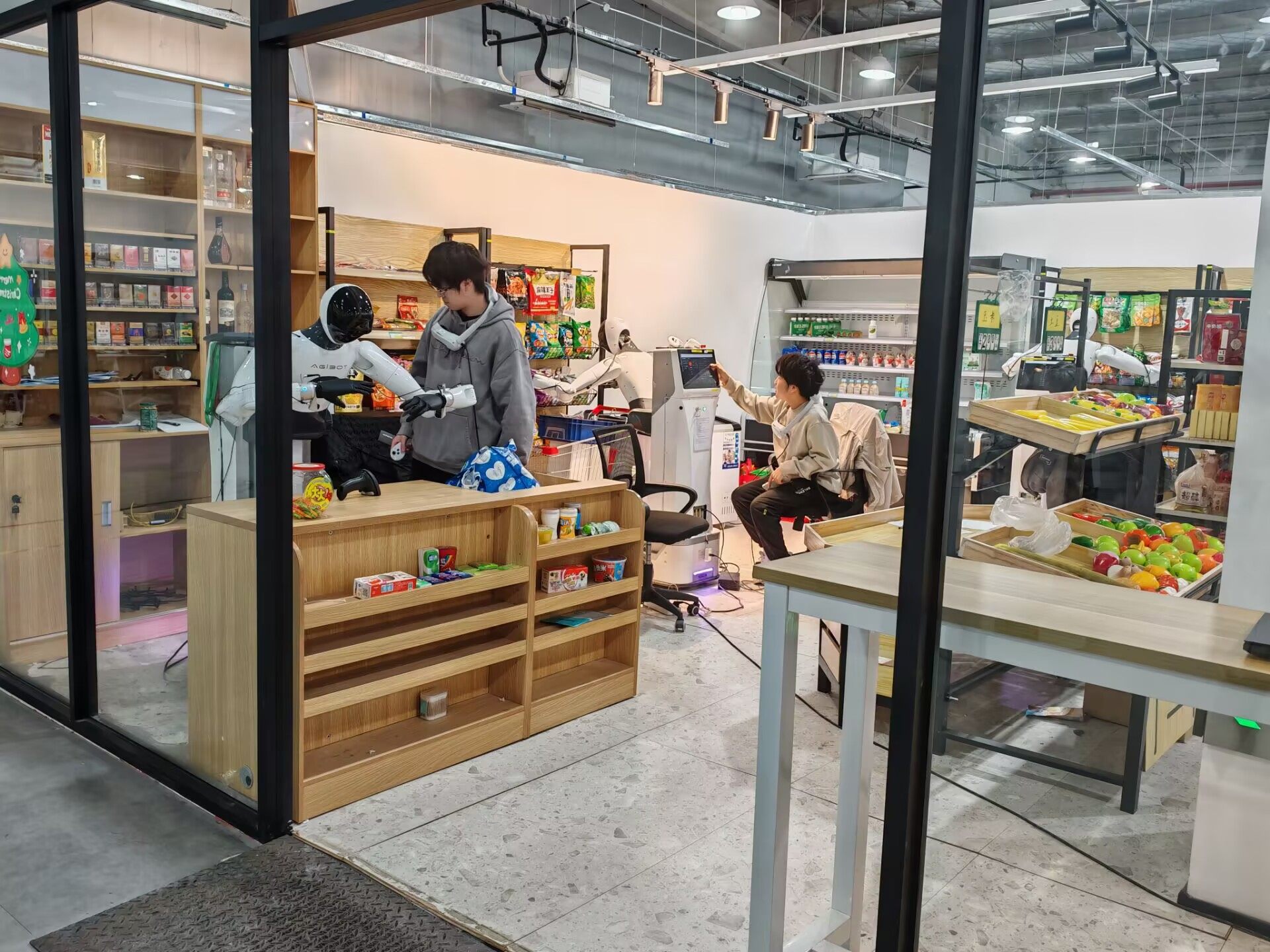 智元機器人模擬的商超；圖源：《智能湧現》拍攝