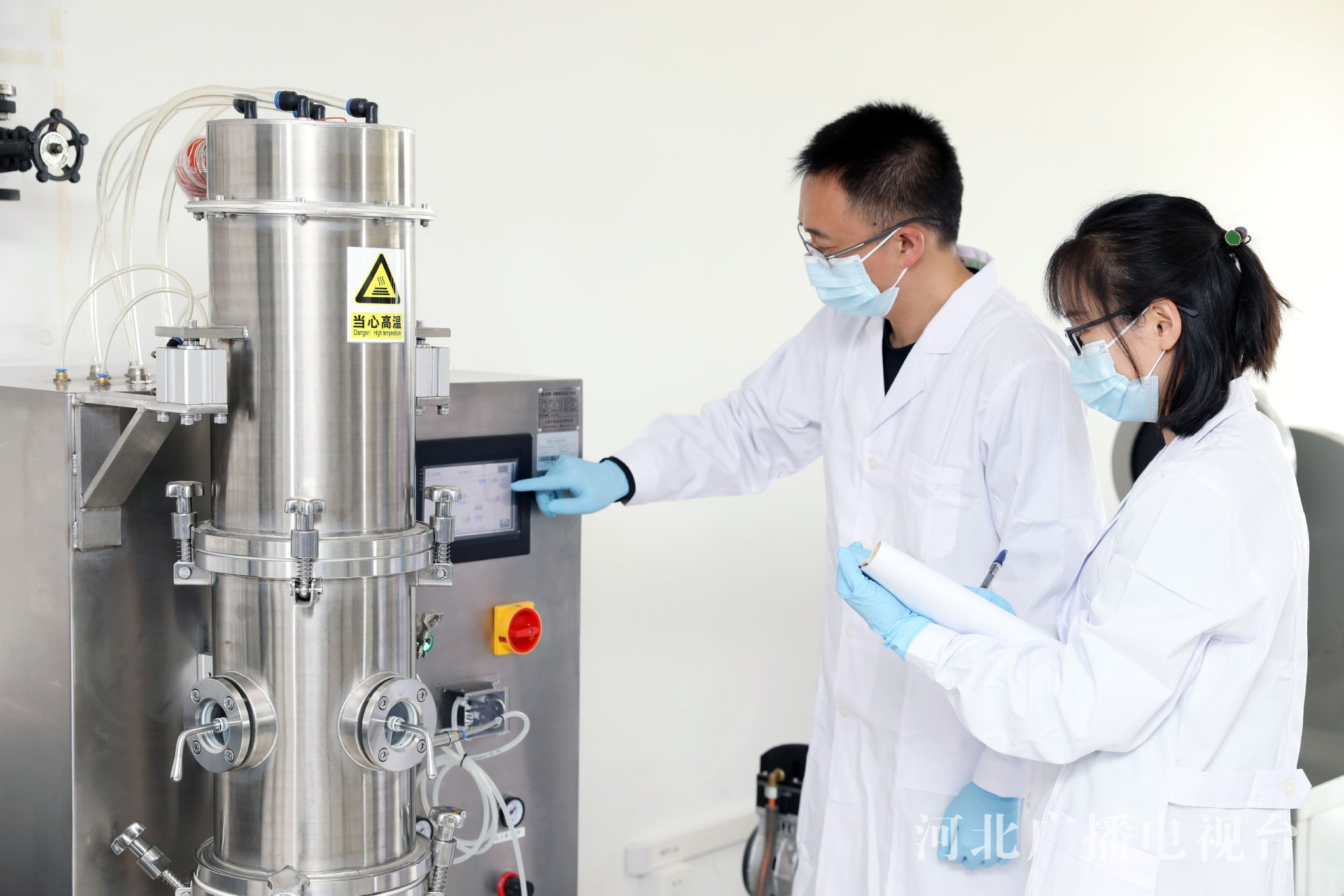 华北制药新药公司制剂所研发人员正在进行湿法制粒