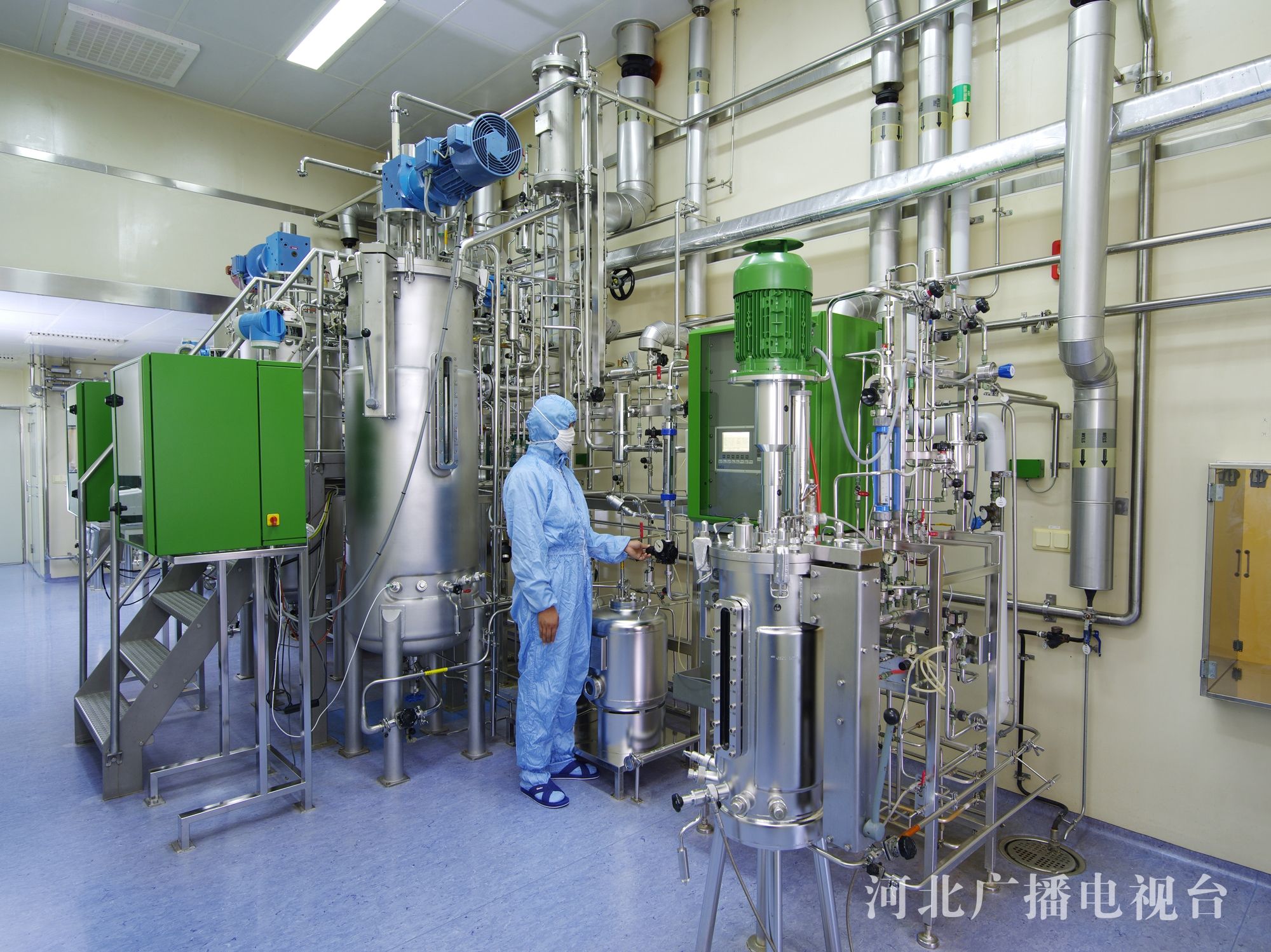 金坦公司细菌生产线员工进行发酵系统操作