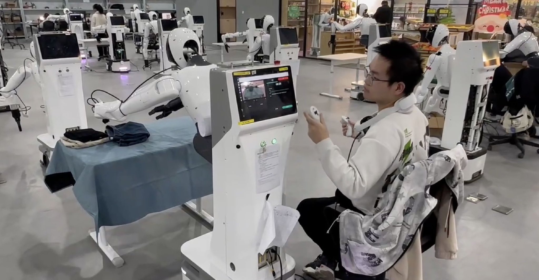 機器人們在工位學習不同技能；圖源：《智能湧現》拍攝