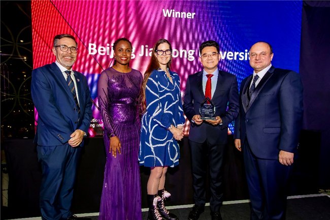 IET秘书长Ed Almond(左一)为官科教授(右二)颁奖并合影(英国,伦敦,IET总部)